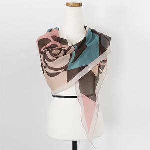 샵앤) 25FW 신상 국산 여성 장미꽃 마름모 스카프 DRN-WSC-0883-베이지