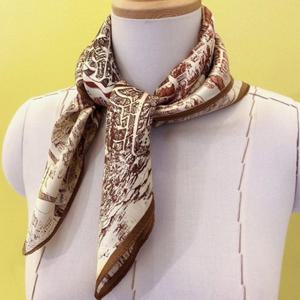 [애슬릿] 여성 실크 100 말 패턴 간절기 미니 사각 스카프