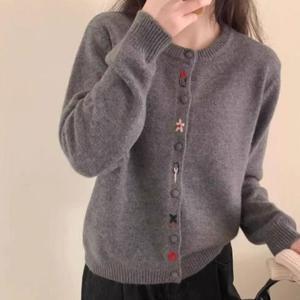 샵앤) 여성 라운드넥 버튼 자수 포인트 니트 가디건 WON-WCD-WFJKT4L