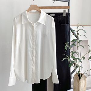 샵앤) 여성 카라넥 베이직 레터링 자수 블라우스 셔츠 DGB-WBL-4120-아이보리