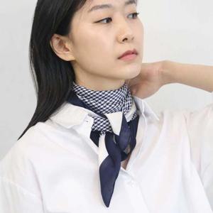 하운드 체크 쁘띠 스카프 플레드 네이비 간절기 코디