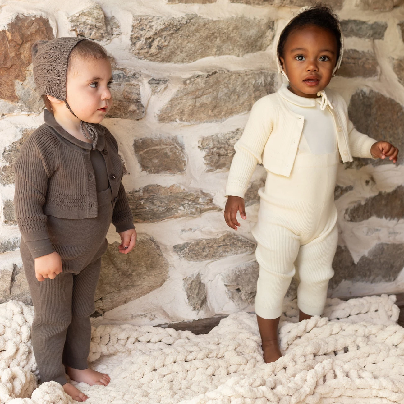 AP 베이비 브리티시 니트 코디 컬렉션 베이비 키즈 모달 롬퍼 귀여운 니트 가디건과 오버올 바지