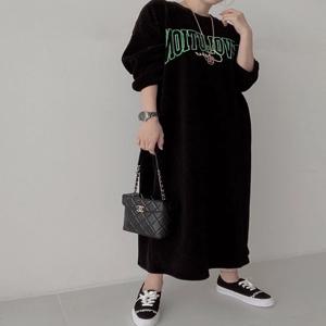 플러스 사이즈 여성 캐주얼 한국 스타일 벨벳 롱 드레스 가을 루즈핏 편안한 프린트 레터 A라인 스커트 폴리에스터 섬유