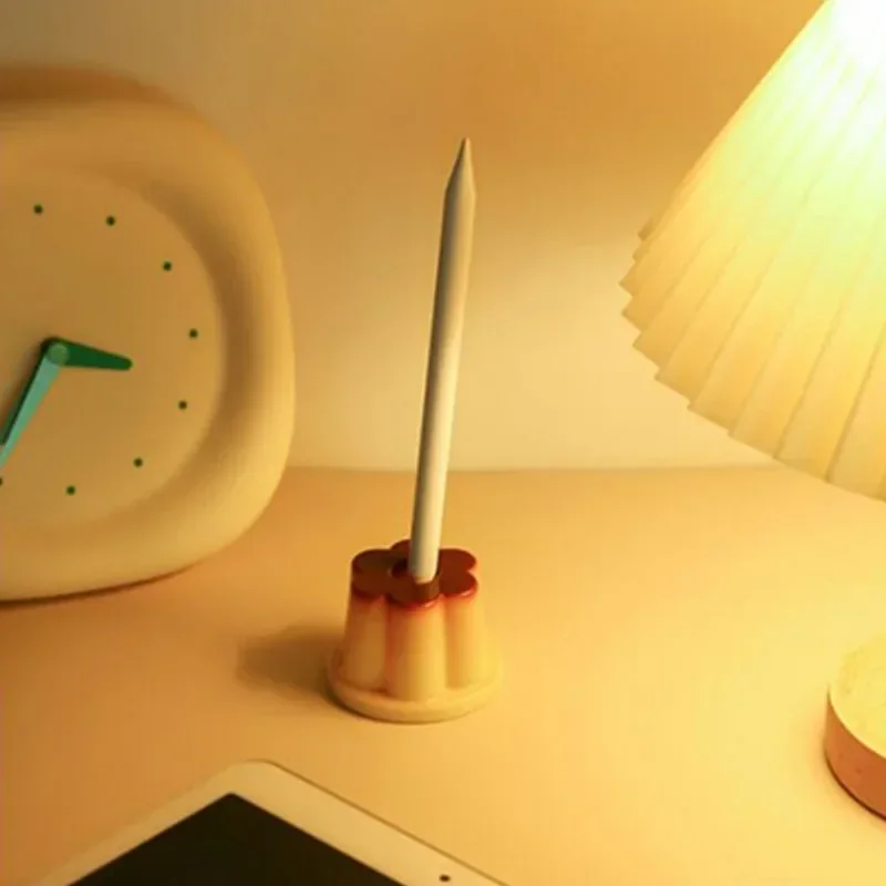 1PC 크리 에이 티브 푸딩 펜 홀더 귀여운 푸딩 펜 홀더 생일 선물 크리 에이 티브 데스크탑 소녀 심장 작은 장식품