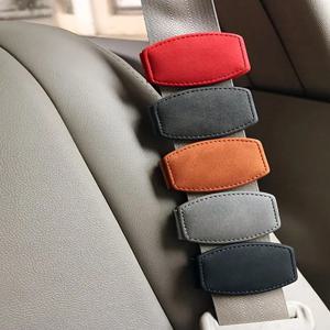 자석 안전벨트 조절기 – 부드러운 알칸타라 원단, 미끄럼 방지 디자인, 강력한 자석 마운트 – 압력을 줄이고 편안함을 향상시킴