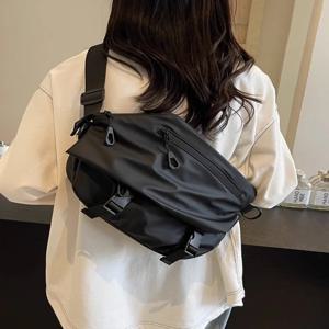 스포티 여성 크로스바디 백 오토바이 스타일 출퇴근 방수 백팩 캐주얼 체스트 백 부드러운 폴리에스터 안감 지퍼 잠금