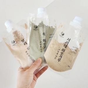 건강한 선식 옛날 미숫가루 검은콩 보리 쑥 가루 전통적인 곡물 가루