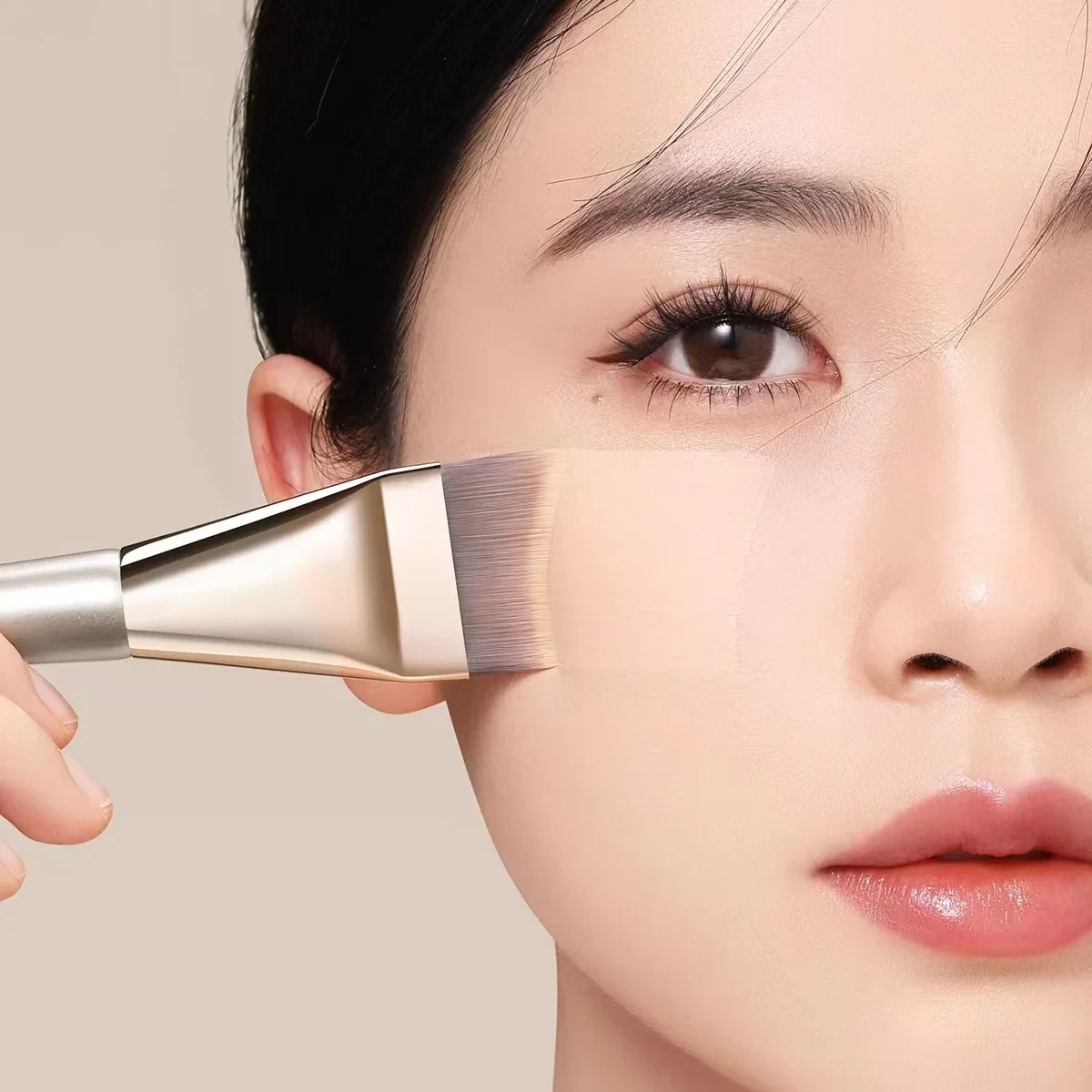 아크핏 파운데이션 브러쉬 - 스트릭 없는 블렌딩을 위한 인체공학적 디자인, 비건 마이크로 플렉스 브러쉬 (여행 및 살롱용)