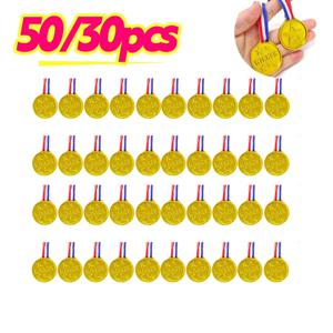 50/30Pcs 플라스틱 골드 우승자 상 메달 어린이 생일 파티는 스포츠 게임 상금 장난감 축구 축구 파티 Pinata 필러를 선호합니다