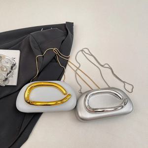 여성 PU 가죽 트렌디 클러치 지갑 체인 금속 장식 이브닝 백 이브닝 디너를위한 휴대용 어깨 클러치 백