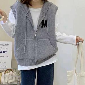 [하프클럽] 영문 후드 집업 니트 베스트_O2509KV026C