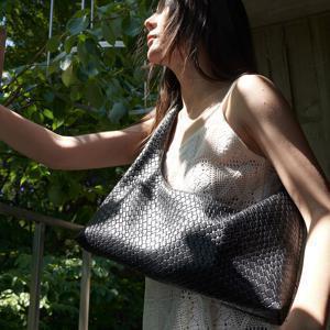 콰니 크로스바디 슬로우치 호보 백