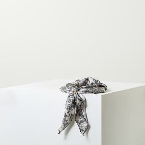 [봄선물추천]HISC5F331N2_여성 네이비 삼각링 러플 실크 스카프 링포함