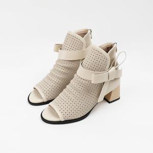 [신난다슈] 여성 앵클 부츠 힐 6cm 여자 리본 숏 앵글 부츠 펀칭 통굽 토오픈 BL257728 아이보리