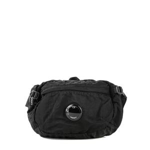 [CP컴퍼니] 25FW (RCCMAC734A 005269G 999) 남성 렌즈 와펜 힙색