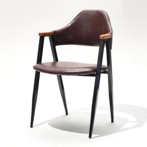 브카 우드암 의자