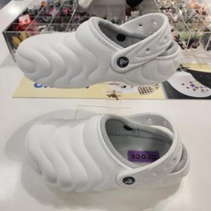 크록스(홈플러스몰 성서점) HC04 클래식라인드오버퍼프 클로그  210059-100