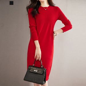 [퀸이즈] 슬로 라운드넥 케이블 니트 원피스