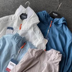 초박형 통기성 여름 레이저 펀칭 라이트 커플 후드형 자외선 차단 의류 스킨 셔츠 스탠다드 핏 패션 도시 스타일