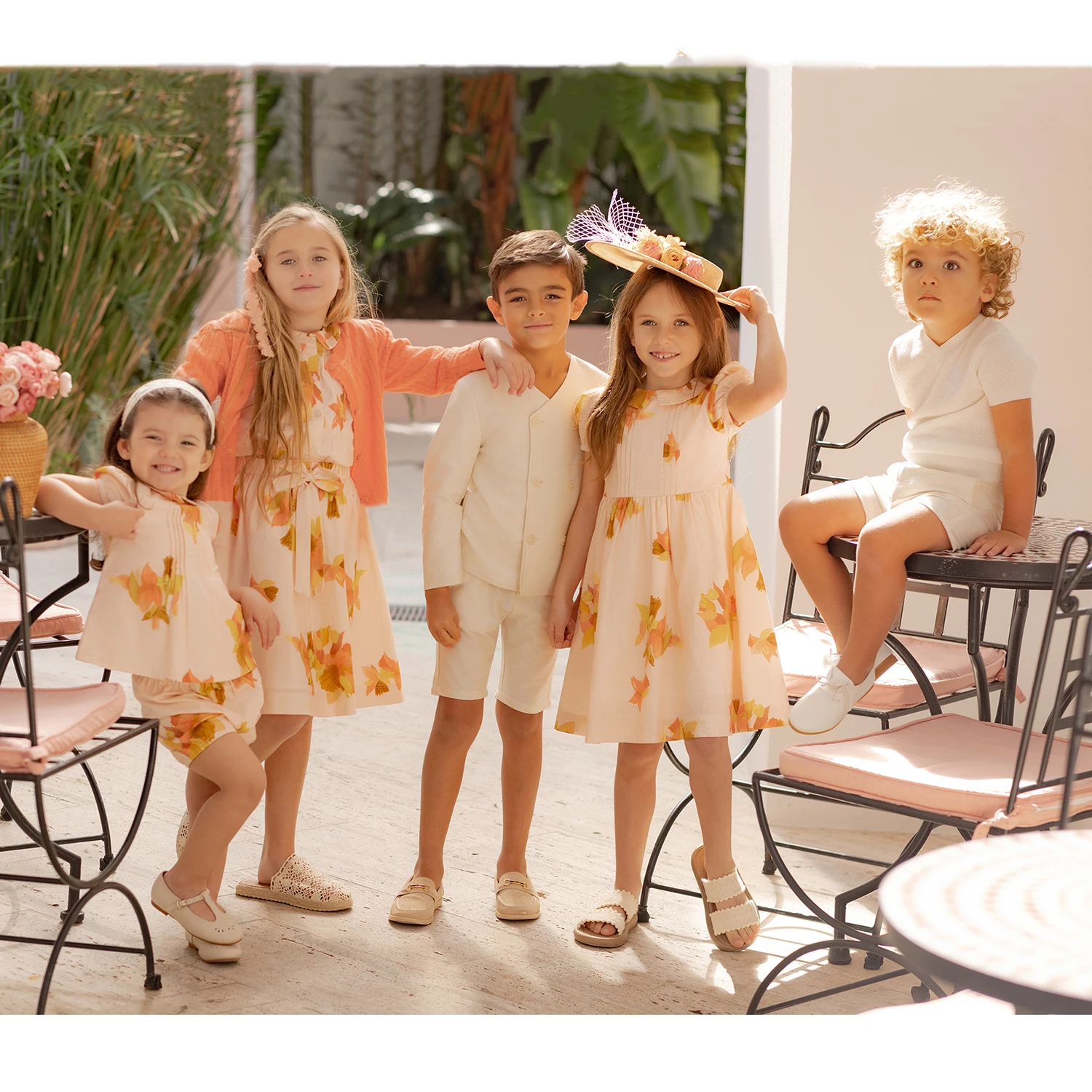 AP 스페니쉬 선셋 컬렉션 SS26 여아 퍼프 슬리브 드레스 자수 스웨터 남아 V넥 블레이저 형제 자매 가족 커플룩