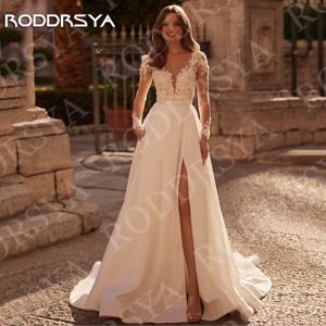 RODDRSYA 긴 소매 V 넥 웨딩 드레스 레이스 절묘한 A 라인 새틴 하이 스플릿 신부 드레스 맞춤형 긴소매 V 목 결혼식 드레스 레이스 정교한 라인 사틴 높은 분할 신부 드레스 주문을 받아서 만들어진