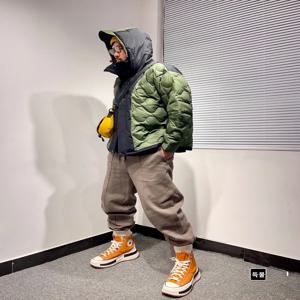 젊은 감각의 패션 퀼팅 다운 재킷, 지퍼 컬러 블록 로고 자수 후드, 레귤러 핏, 화이트 덕다운 패딩 코트