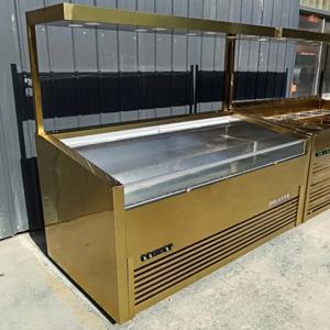 라이트 럭셔리 샴페인 골드 빌트인 스마트 냉장고 - 뷔페에서 샐러드와 차가운 요리를 위한 디스플레이 공간 제공