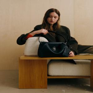 [AUBE][파우치포함] 블랙 가죽 오브 장식 숄더백 M JABA5F103BK