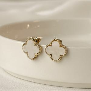 [925 Silver] 화이트 클로버 큐빅 자개 스터드 귀걸이