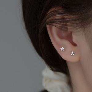 젤루나 써지컬 초미니 심플 꽃 플라워 귀걸이 피어싱 P-236