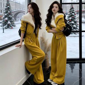 옐로우 도파민 패션 세트 여성 겨울 디자인 감각 터틀넥 코트 와이드 팬츠 기모 투피스
