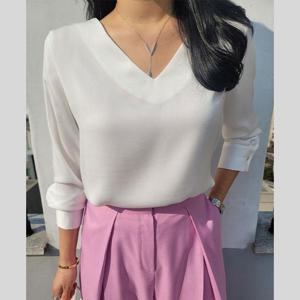 실키한 브이넥 새틴 이너 블라우스 코디 티셔츠 룩