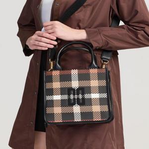 [추석선물][ONLINE EXCLUSIVE] 블랙 시즌백 체크 프린트 가죽 토트백 (DNGF5F963BK)