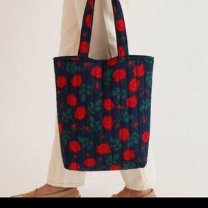 [모노무드]MNO [쓰리몰] 빈티지로즈 블랙스타 누빔 토트 패딩 보조 다용도 손가방