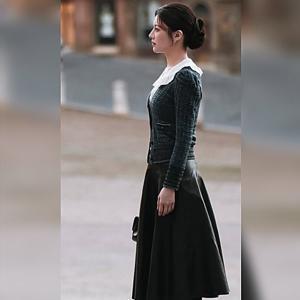 제로스트릿 [배우 고윤정 착용] 레더 에이라인 플레어 스커트 / 블랙 (ZMFFRR420)