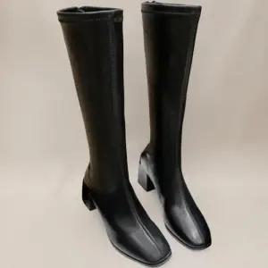 [신상오픈런]여성 가죽 텍스처 기모 스판 중간 굽 롱 부츠 (44092215)