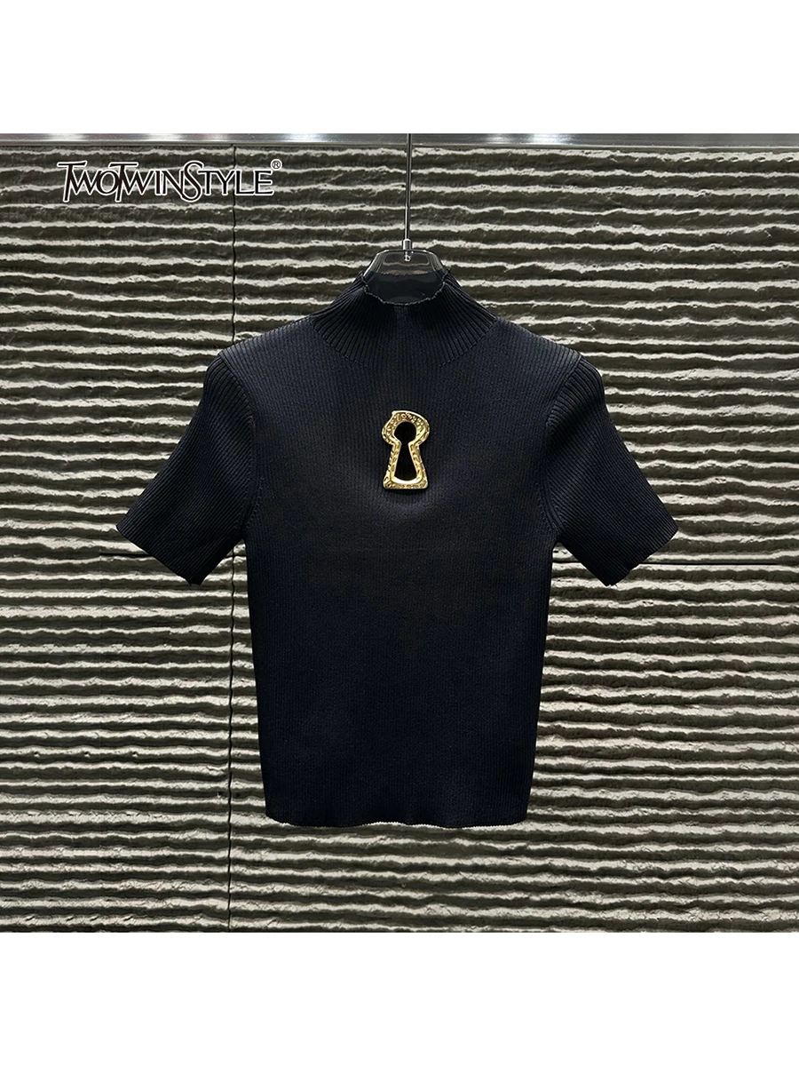 TWOTWINSTYLE 메탈 버클 장식 티셔츠 여성용 터틀넥 반팔 미니멀리스트 슬림핏 티셔츠 여성 2025