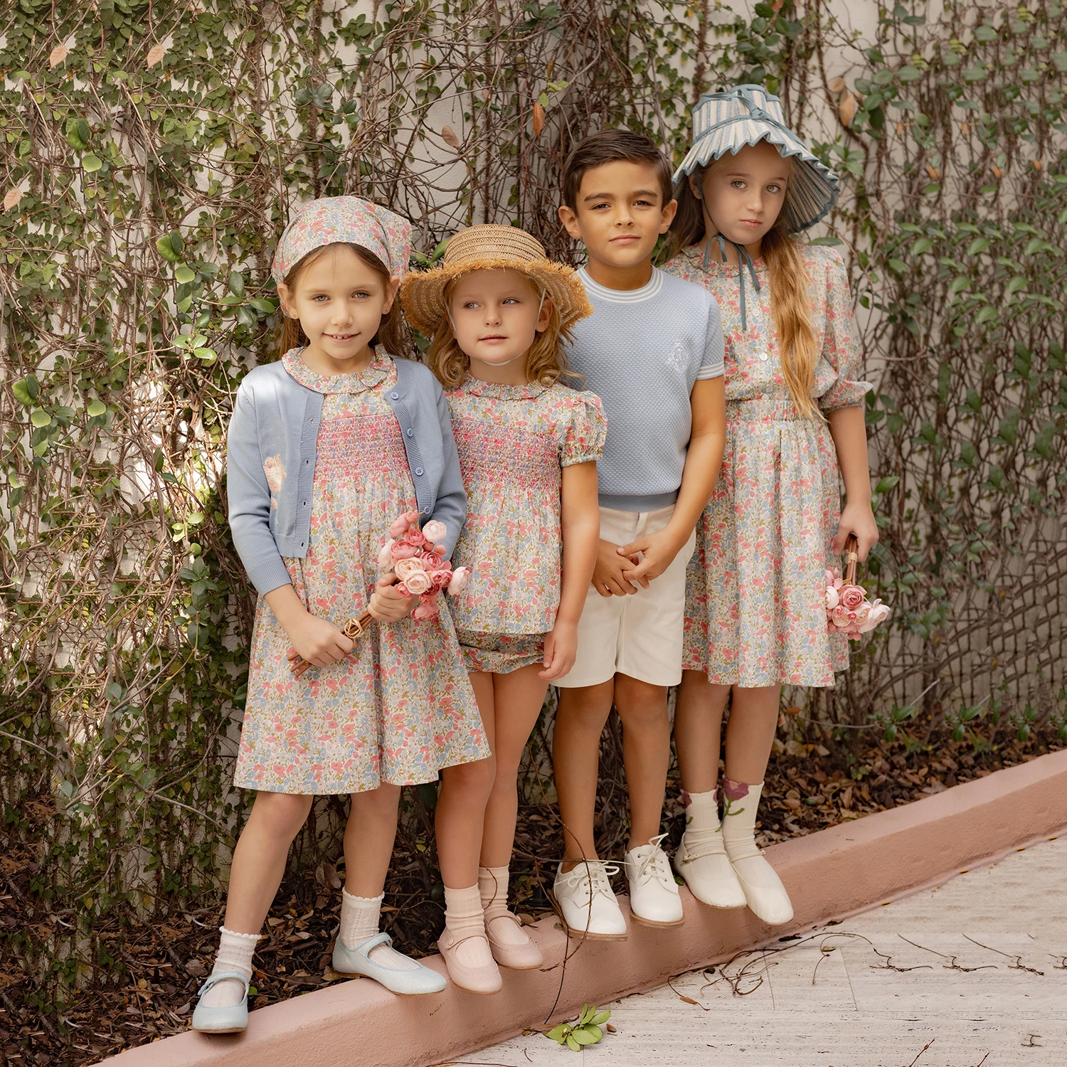 AP 첼시 블룸 컬렉션 SS26 플로럴 스모킹 드레스 아기 여아 오버롤 세트 형제 자매 가족 매칭 자수 니트