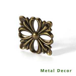 전통적인 컨트리 스타일 금속 장식 전자 도금 아연 합금 앤틱 황동 색상 가구 프레임 다리 헤드 포스트 장식