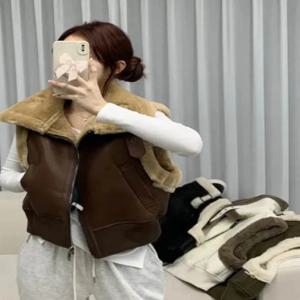 세련된 겨울 여성용 PU 가죽 슬리브리스 재킷 오토바이 스타일 일체형 퍼 베스트 고급스러운 느낌의 숏 코트