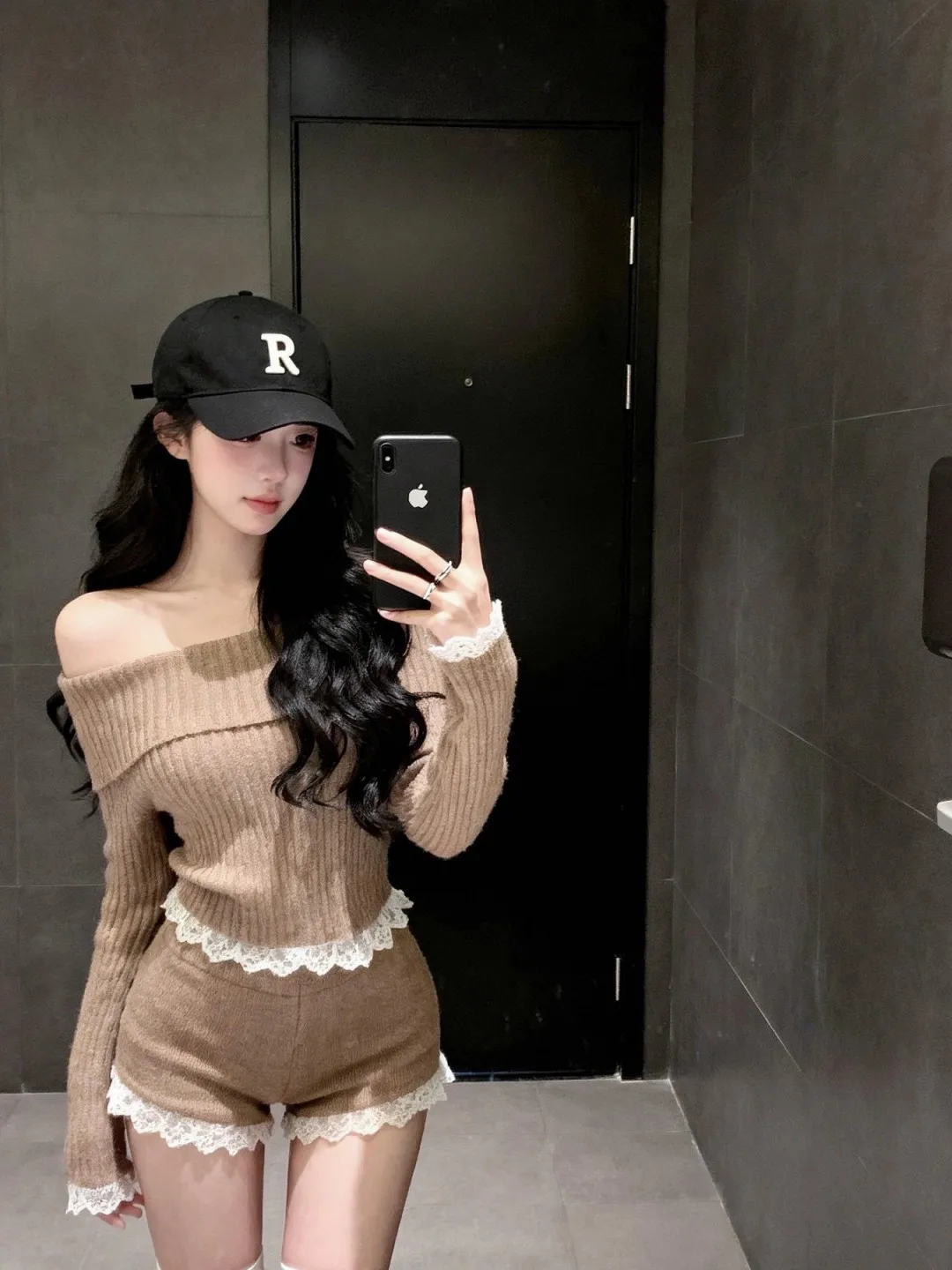 2025 겨울 신상 레이스 스플라이싱 숄더 베어드 니트 탑 하이웨이스트 숏팬츠 세트 여성 패션 세트 캐주얼 워크웨어