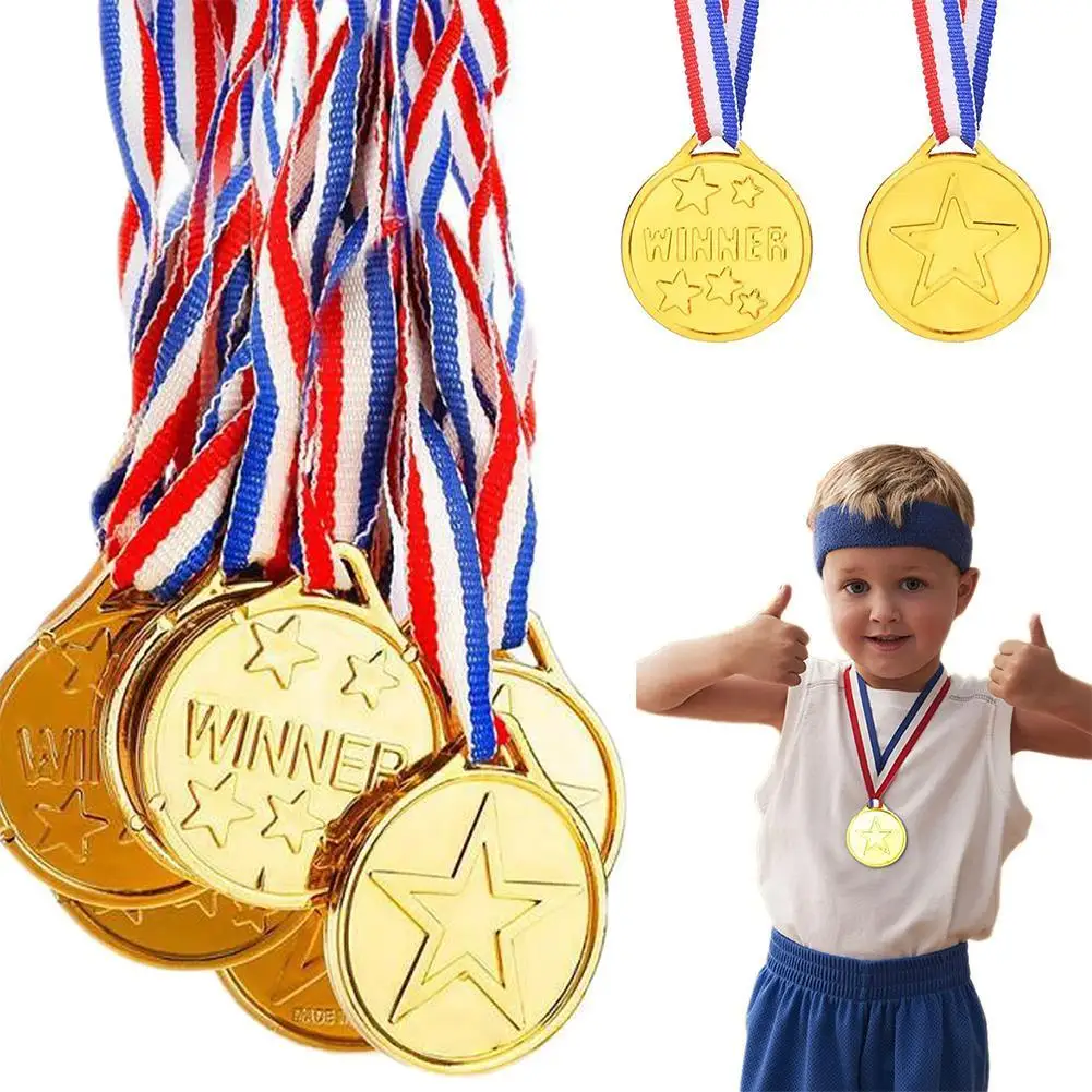 10pcs 플라스틱 골드 우승자 상 메달 어린이 생일 파티 선물 스포츠 게임 상품 장난감 축구 파티 피냐타 필러