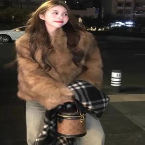 레트로 아메리칸 스타일 갈색 친환경 퍼 코트 여성 겨울 신상 고급스러운 느낌의 푹신한 탑 버튼 두꺼운 긴소매