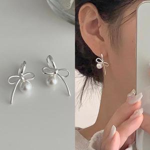 소피드 진주 리본 스터드 귀걸이 (925 silver)