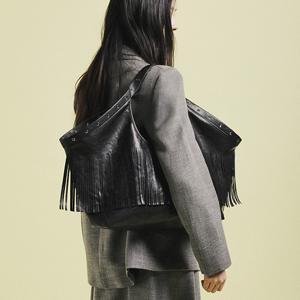 [정상가189,000원] 메탈 도트 테슬 호보백 라지 블랙