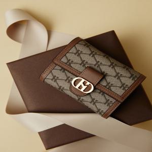 헤지스 액세서리 [[26SS]] HIWA6E879W1 [선물추천][헤리아토] 브라운 시그니처 패턴 가죽 반지갑