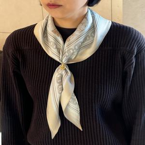 헤지스 액세서리 [[26SS]] HISC6E343B1 [뜨왈드주이] Toile de Jouy 블루 삼각링 실크 스카프(링세트