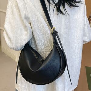 다올 데일리 소프트 반달 숄더백 여성 가죽호보백 반달가방 과하지 않은 데일리 아이템