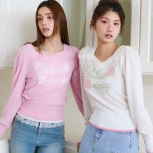 갤러리아 BLUE LABEL 로즈레터링 배색 하트넥 니트탑 (ES2OKL01)