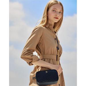 [닥스ACC]블랙 칼라일 엠보 가죽 골드DD 더블지퍼 크로스백 DCWA5E217